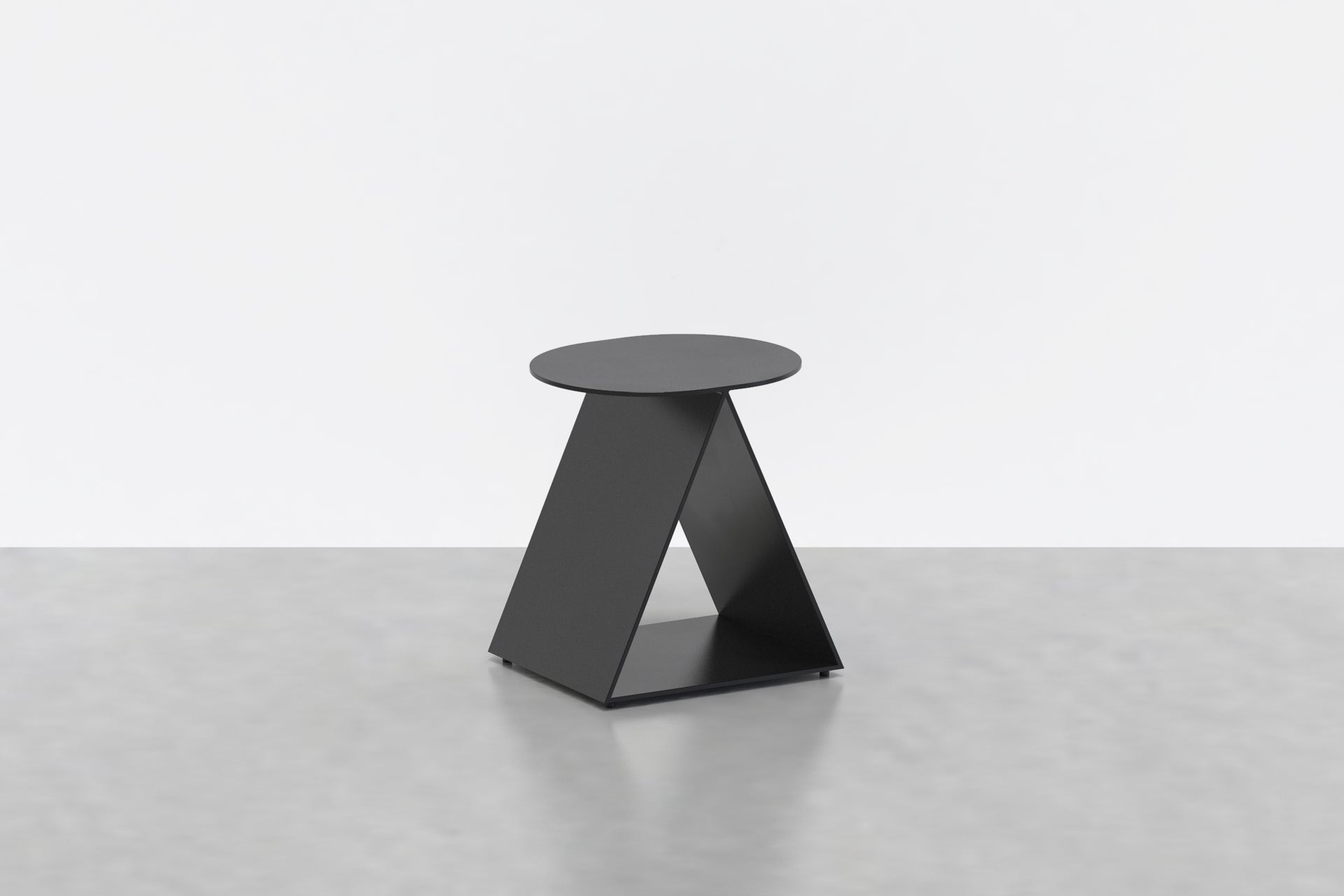 Tack End Table Round in Brass